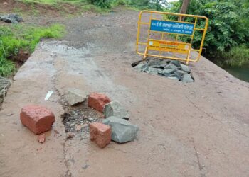 जावेळे पुलाच्या पर्यायी मार्गालाही भगदाड