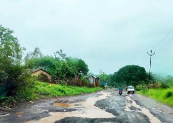 वंजारवाडी पुलाची खड्ड्यांमुळे चाळण