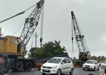 उरण: खोपटा पुलावर ट्रेलरला अपघात; मालवाहू कंटेनर पलटी