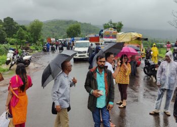 पाली पुलावरून सलग दुसऱ्या दिवशी गेले पाणी