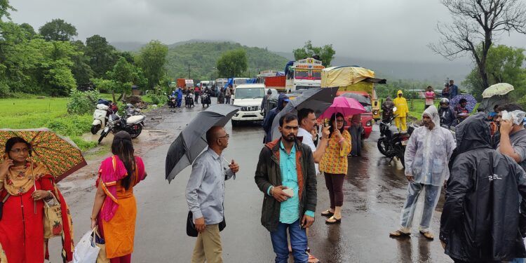 पाली पुलावरून सलग दुसऱ्या दिवशी गेले पाणी