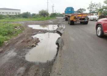 खोपटा-कोप्रोली रस्ता खड्ड्यात