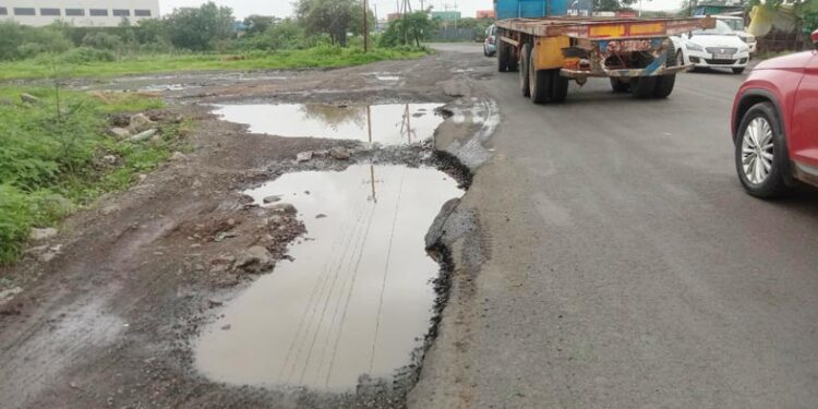 खोपटा-कोप्रोली रस्ता खड्ड्यात