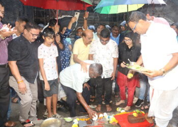 कलाकारांच्या श्रमदानातून नाटयगृहाची पुर्नउभारणीची तिसरी घंटा