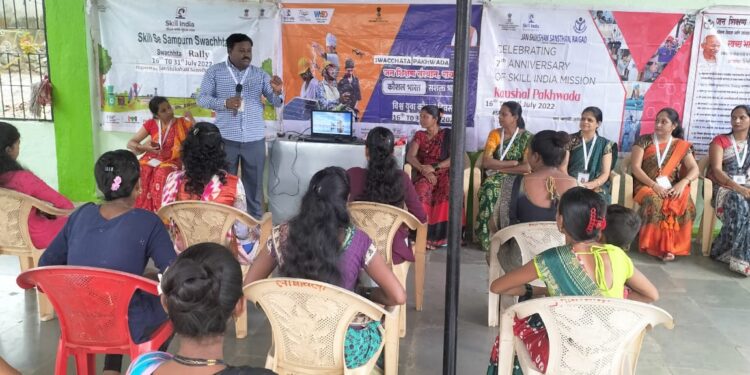 आदिवासी बांधव हेच खरे स्वच्छतेचे दूत