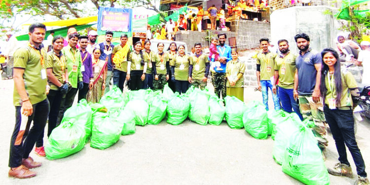 जेजुरी मल्हार गडाची दुर्गरक्षकांकडून स्वच्छता
