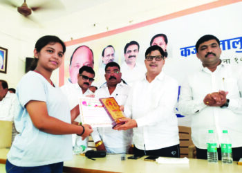 विद्यार्थ्यांनी प्रशासकीय अधिकारी व्हावे- सुरेश लाड