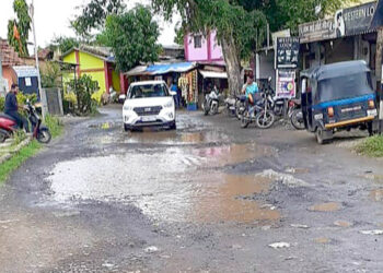 खड्ड्यांमुळे राज्यमार्गावरील वाहतुकीला अडथळे