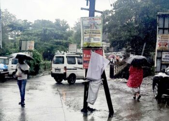 धोकादायक विद्युत खांब काढणार कधी?