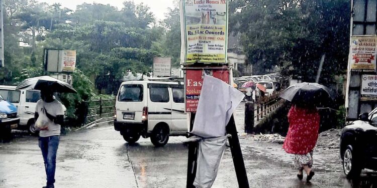 धोकादायक विद्युत खांब काढणार कधी?