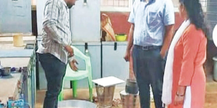 शालेय विद्यार्थ्यांच्या मध्यान्ह भोजनाची पाहणी