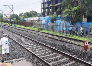 रेल्वे स्थानकात संरक्षण कठाड्याची मागणी