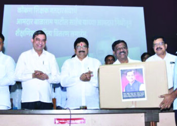 आ. बाळाराम पाटील याच्या विकासनिधीतून शैक्षणिक साहित्य वाटप