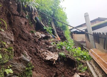 अति पावसामुळे पीर डोंगरी येथे संरक्षण भिंत खचली