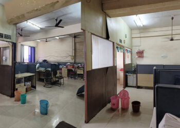 मुख्य प्रशासकीय इमारतीला गळती