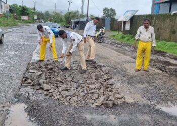 वाहतूक पोलिसांनी बुजविले खड्डे