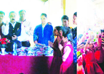 प्रधान महाविद्यालयातर्फे शैक्षणिक साहित्याचे वाटप