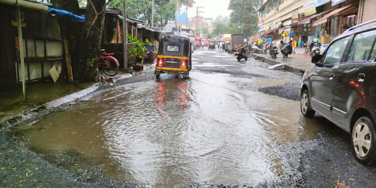 मार्केट यार्डकडे जाणारा रस्ता खड्ड्यात