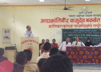 विद्यार्थ्यांना गणवेश वाटप