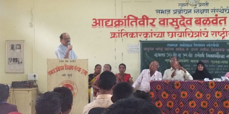 विद्यार्थ्यांना गणवेश वाटप