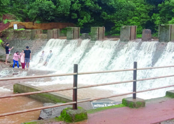 माथरानचे शार्लोट लेक फुल्ल; धबधब्यांवरही गर्दी