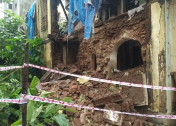 सुरबानाना टिपणीस यांच्या घराची भिंत कोसळली