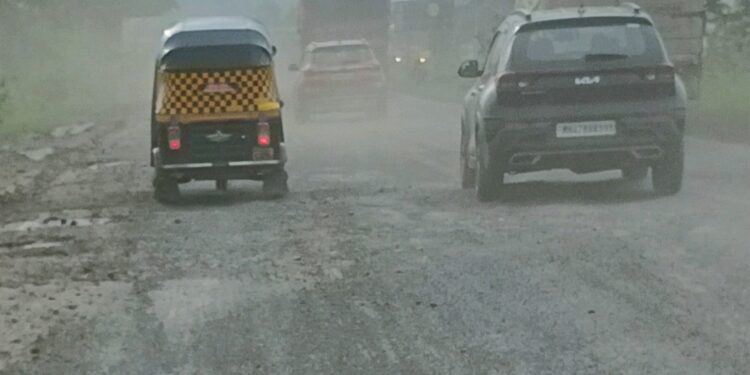 मुंबई -गोवा महामार्गावर धुळीचे साम्राज्य