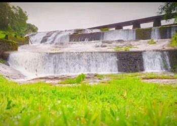 पर्यटकांना खुणावतोय वावेचा धबधबा