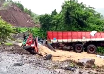 कशेडी घाटात अपघात; ट्रकचे तुकडे