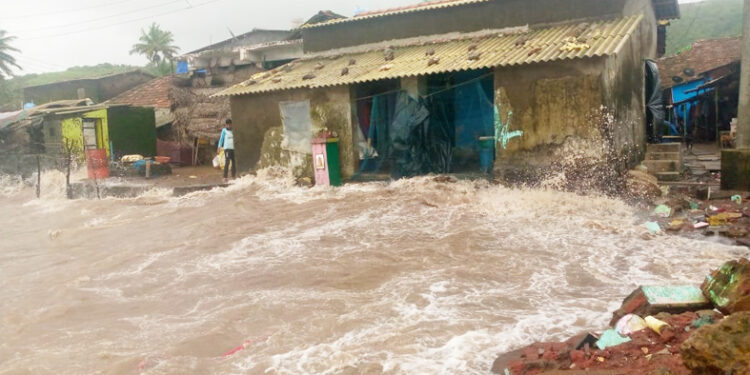 किनार्‍या लगतच्या घरात समुद्राचे पाणी