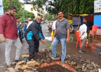 पत्रकारांच्या दणक्याने बुजविला खड्डा