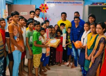 वृद्धाश्रमात वाढदिवस साजरा करून चेहर्‍यावर फुलवला आनंद