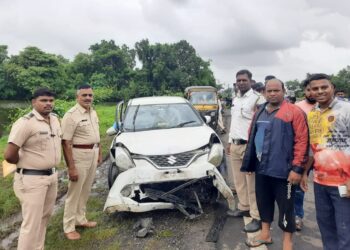 ब्रेकिंग! कार तलावात बुडाली