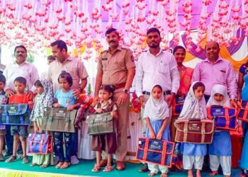 विद्यार्थ्यांना शैक्षणिक साहित्याचे वाटप