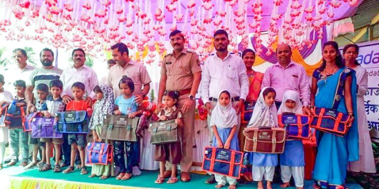 विद्यार्थ्यांना शैक्षणिक साहित्याचे वाटप