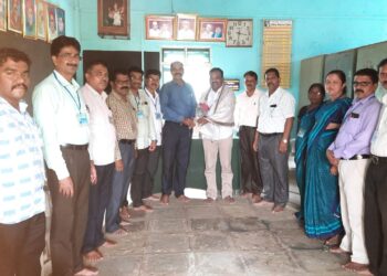 वेणूनाथ कडूंंची श्रमिक विद्यालयाला भेट