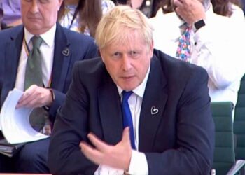 ब्रिटनमध्ये ४० पेक्षा जास्त मंत्र्यांची बंडखोरी