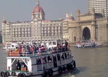 बंदरात धोक्याचा बावटा;गेटवे- एलिफंटा, मोरा-भाऊचा धक्का, करंजा-रेवस मार्गावरील प्रवासी लाँच बंद