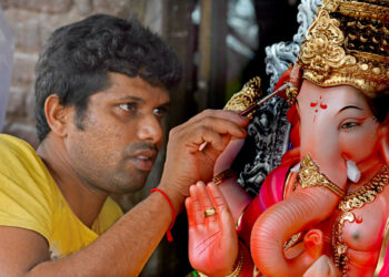 वेध बाप्पाचे! कारागीरांचा मूर्तींवर अखेरचा हात