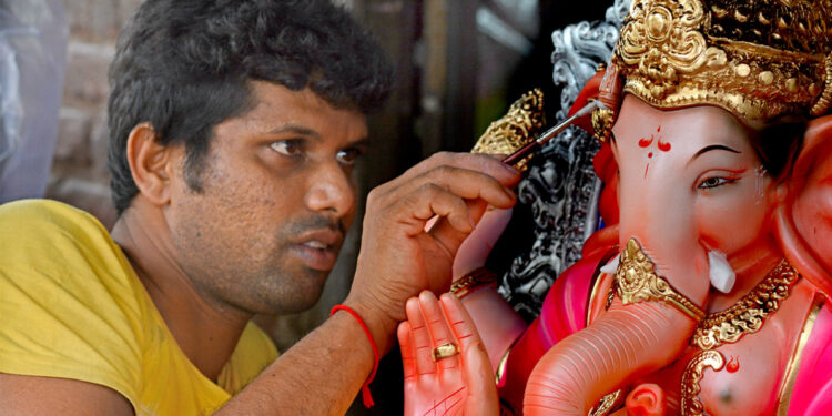 वेध बाप्पाचे! कारागीरांचा मूर्तींवर अखेरचा हात