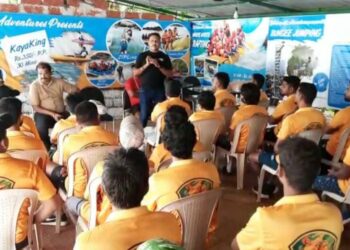 युवकांना बचाव कार्याचे प्रशिक्षण