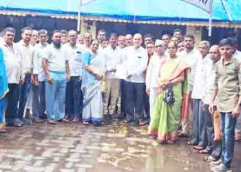 कर्जतमध्ये धान्य दुकानदारांचे धरणे आंदोलन