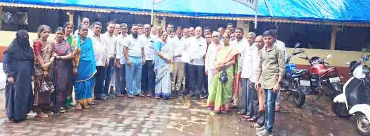 कर्जतमध्ये धान्य दुकानदारांचे धरणे आंदोलन