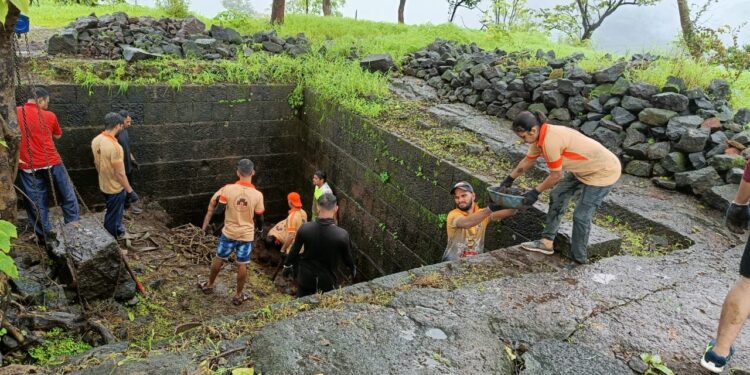 भरपावसात मृगगड किल्ल्याची स्वच्छता मोहीम फत्ते