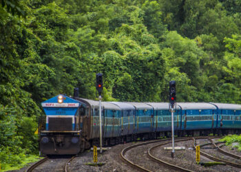 कोकण रेल्वेची वाहतूक ठप्प;रुळावर भराव आल्याने वाहतूक विस्कळीत