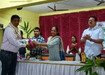 कृषी सहाय्यक व प्रगतशील शेतकर्‍यांचा सत्कार