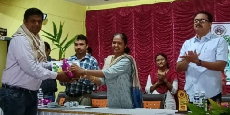 कृषी सहाय्यक व प्रगतशील शेतकर्‍यांचा सत्कार