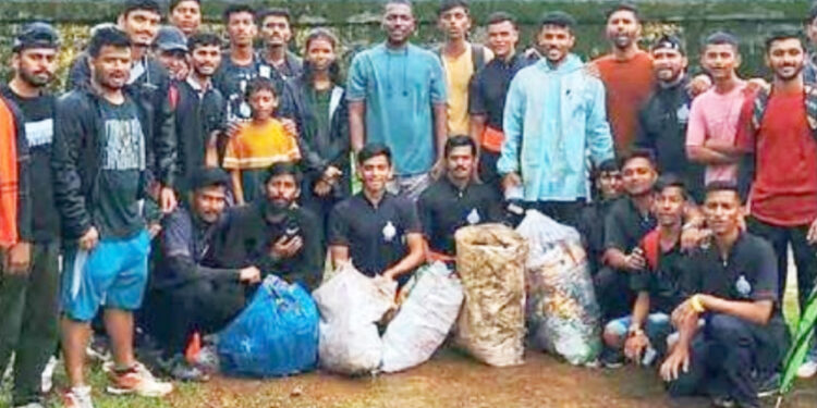 इरशाळ गडाची दुर्गप्रेमींकडून स्वच्छता