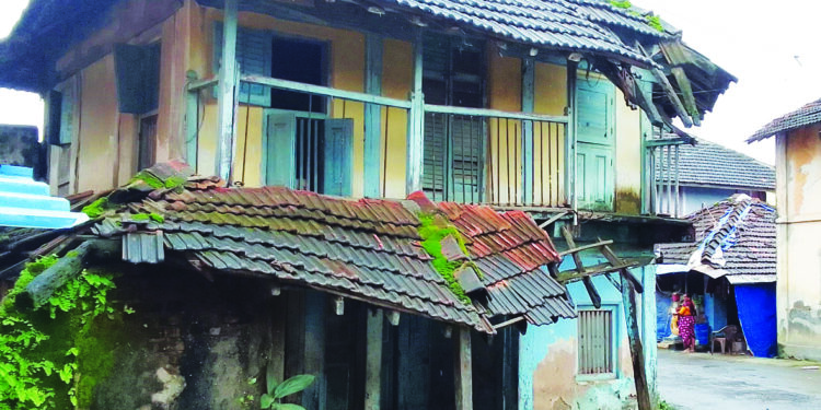 जीर्ण इमारतींमध्ये धोकादायक वास्तव्य