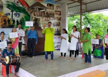 पथनाट्यातून शहीद तुणतुणे स्मारकाचे स्वच्छता अभियान